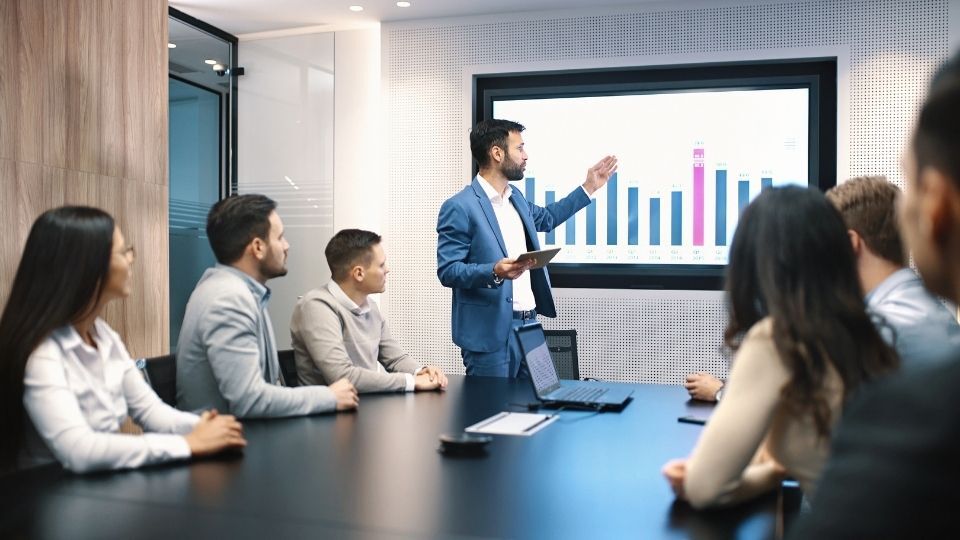 (In the image a meeting can be seen in which it can be seen how fascia signs can improve business visibility by reviewing the records)
How Fascia Signs Improve Business Visibility on the High Street