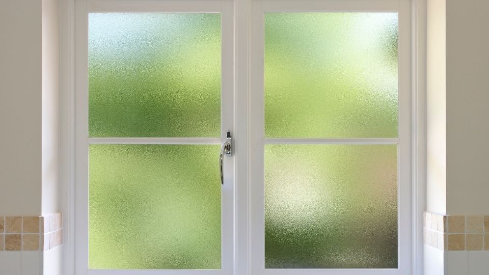 (In the image a room can be seen having a frosted window)